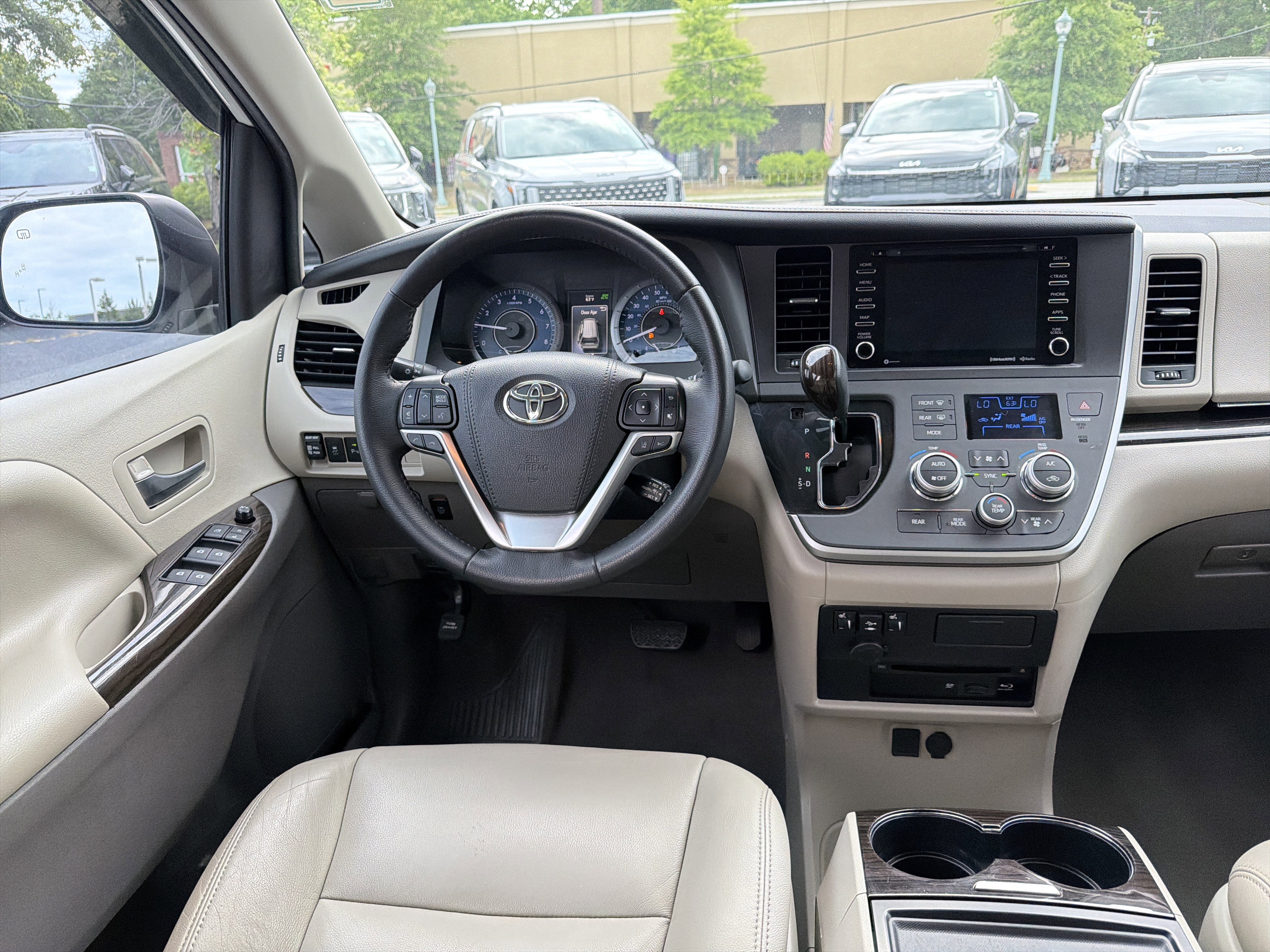 Used 2020 Toyota Sienna XLE Premium FWD image 20