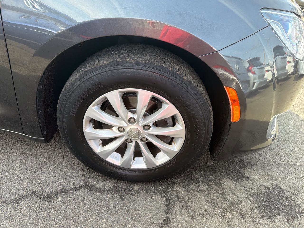 Used 2019 Chrysler Pacifica Touring-L FWD image 4