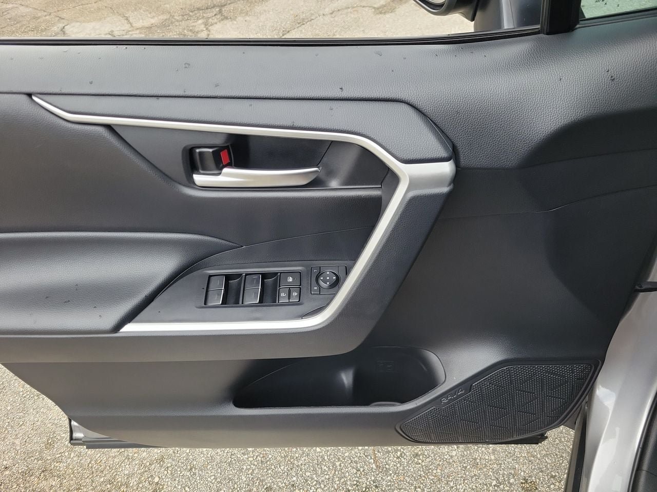 Used 2024 Toyota RAV4 XLE w/ Convenience Package FWD image 14
