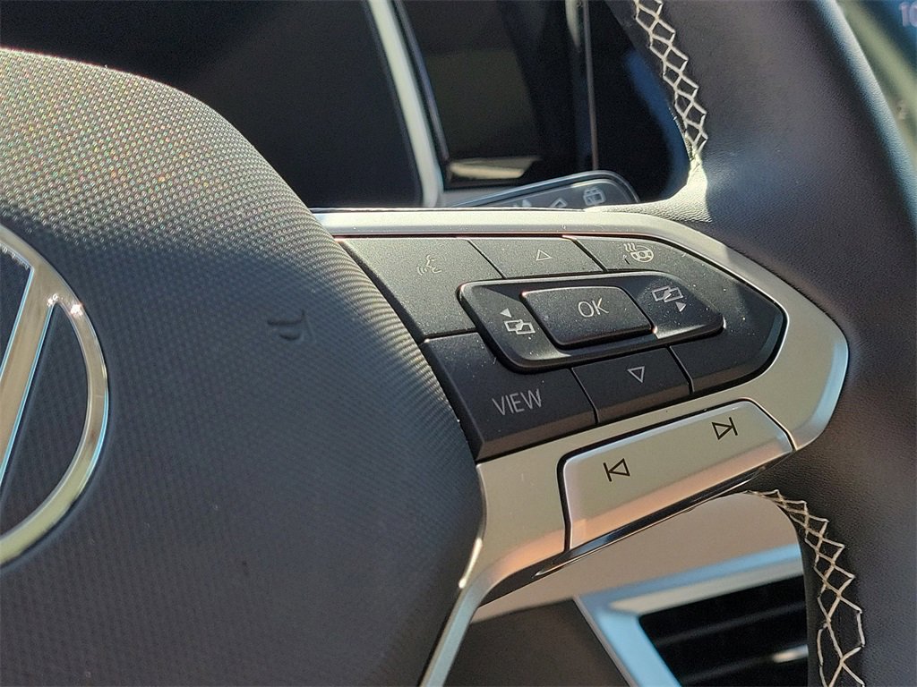Certified 2025 Volkswagen Taos SE image 29
