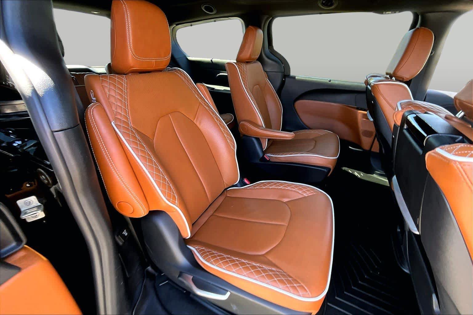 Used 2025 Chrysler Pacifica Pinnacle FWD image 19
