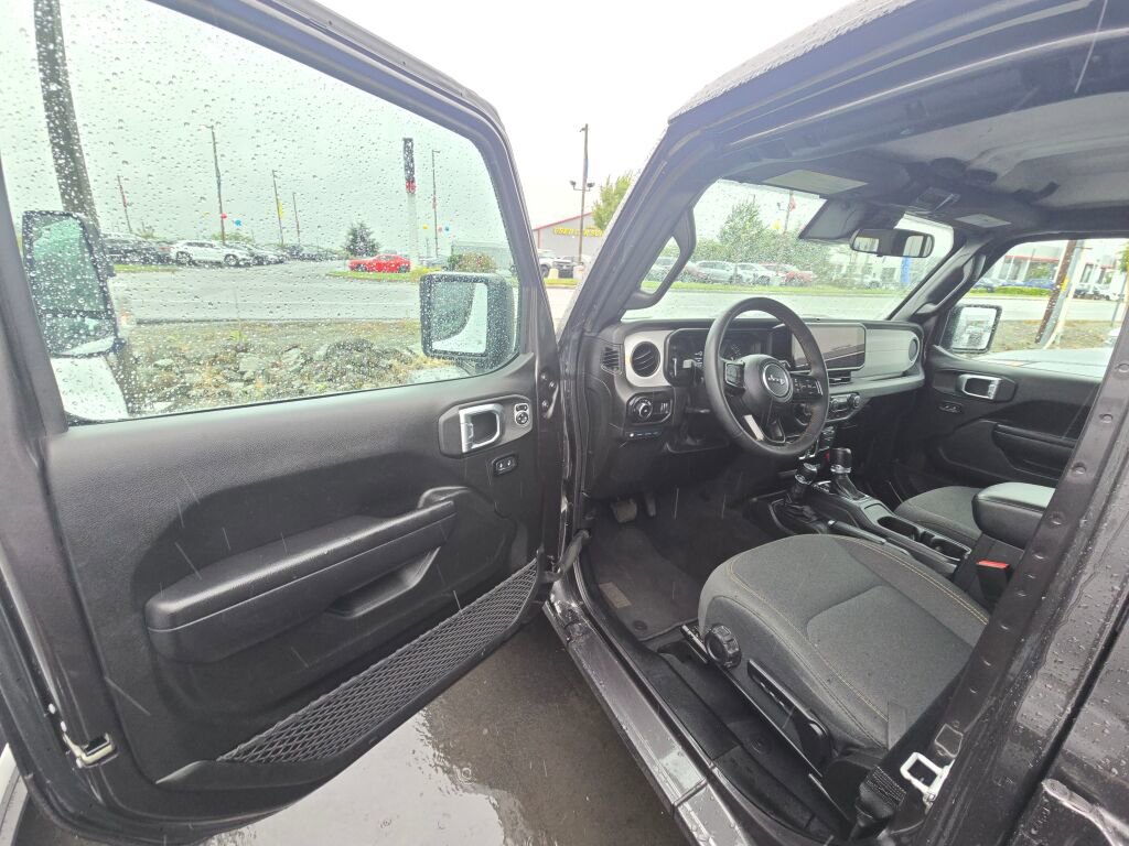 Used 2024 Jeep Wrangler Unlimited image 16