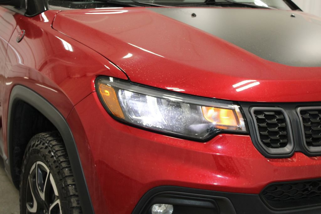 Used 2025 Jeep Compass Trailhawk AWD/4WD image 12