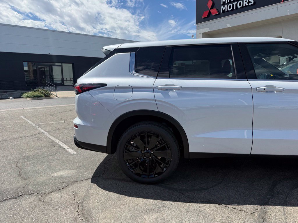 New 2026 Mitsubishi Outlander LE FWD image 12
