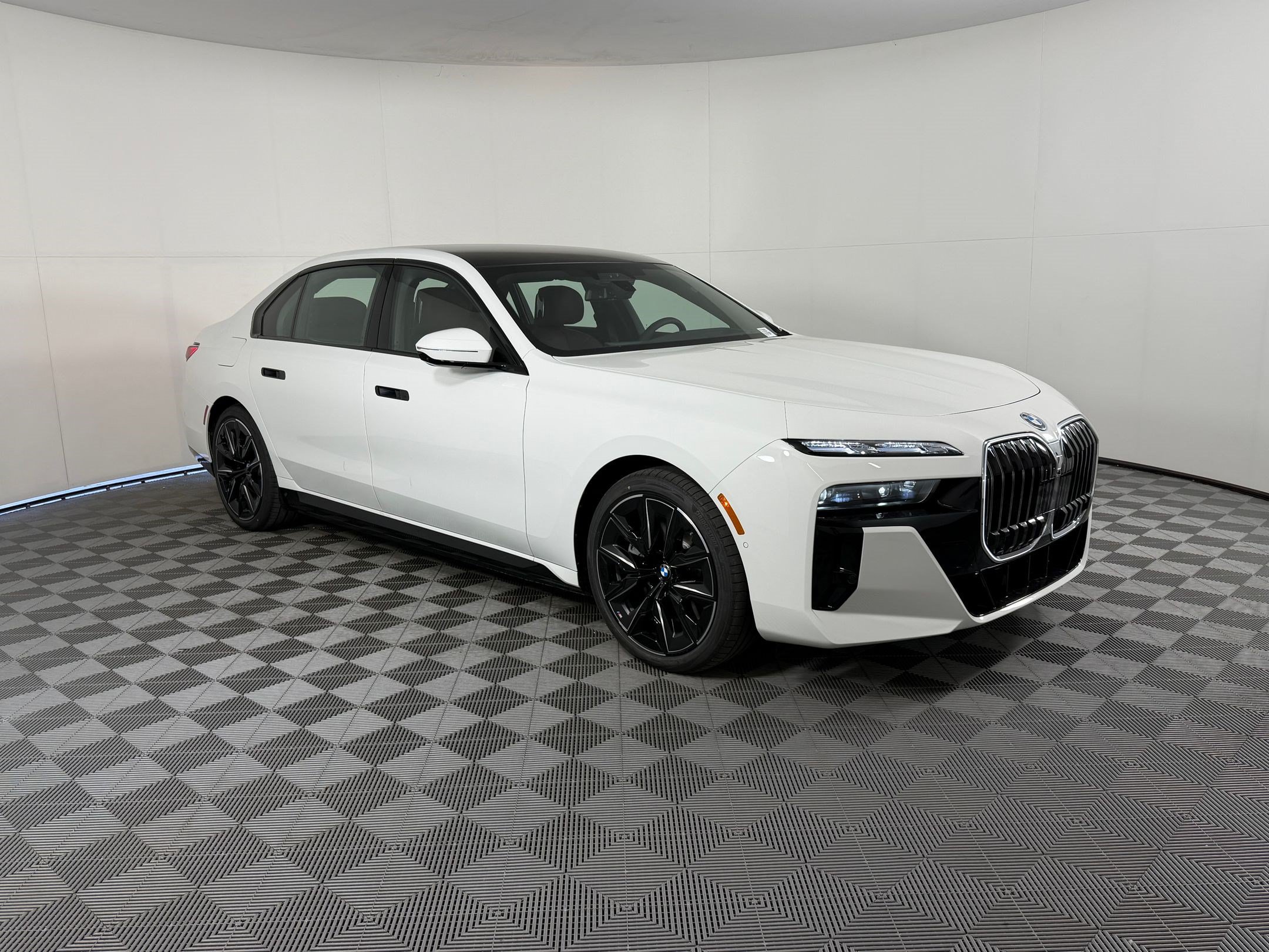 Used 2026 BMW 750e xDrive w/ Executive Package AWD/4WD image 7