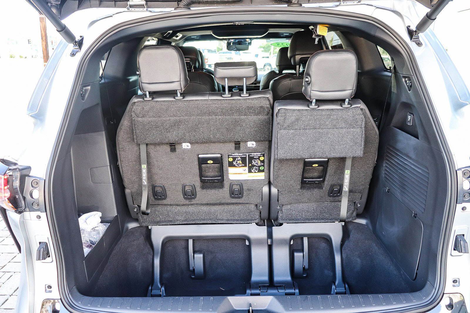 Used 2025 Toyota Sienna Platinum image 28
