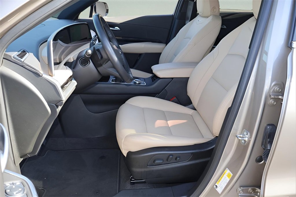 Certified 2024 Cadillac XT4 Luxury w/ Cold Weather Package image 9