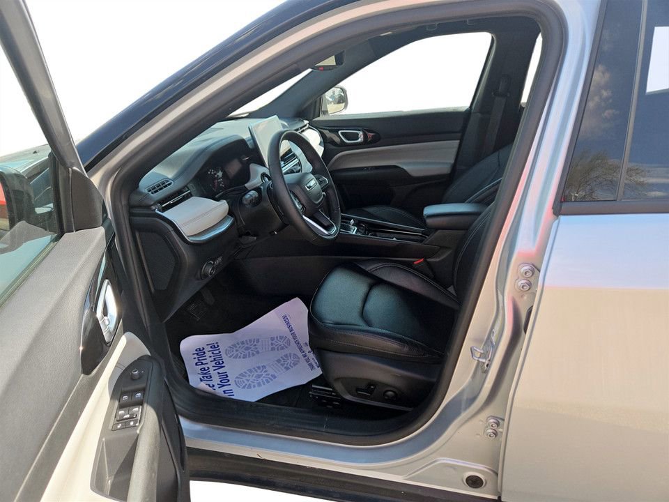 Used 2025 Jeep Compass Limited AWD/4WD image 28