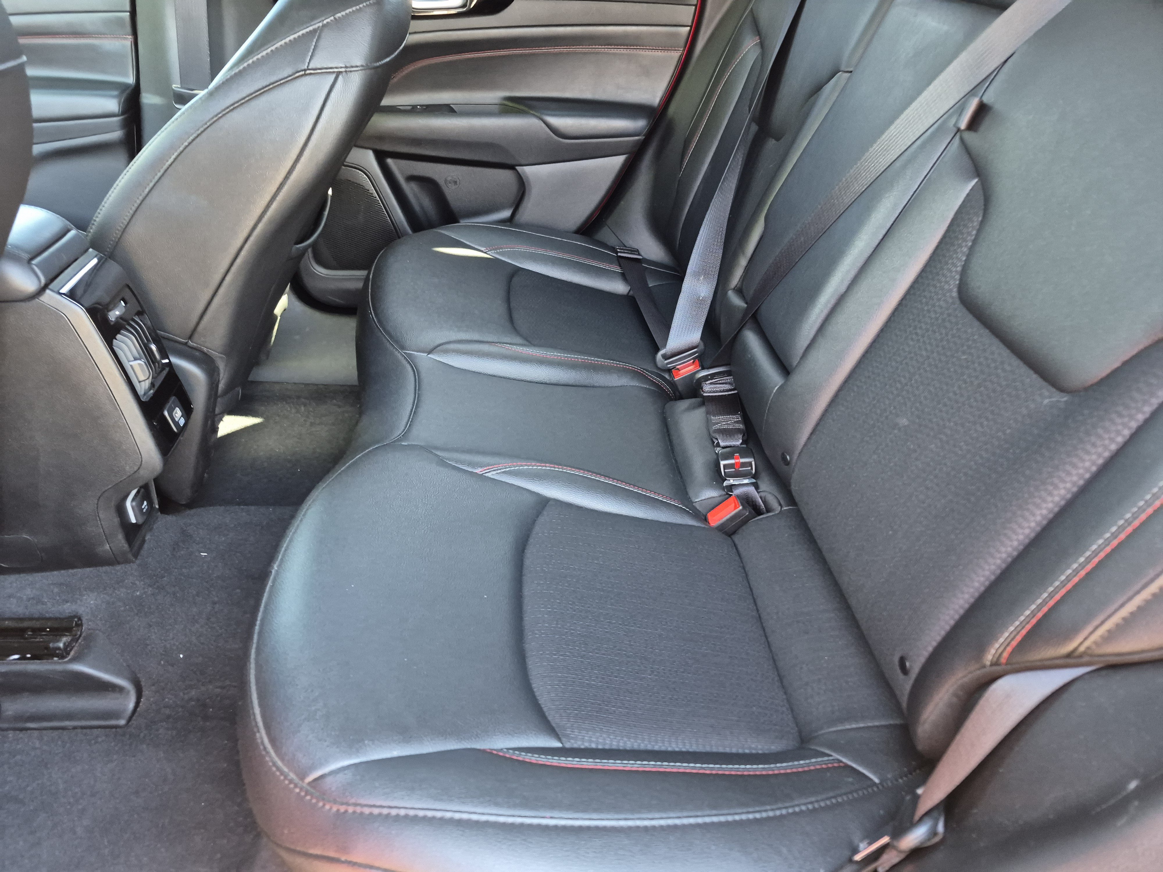 Used 2025 Jeep Compass Trailhawk AWD/4WD image 17