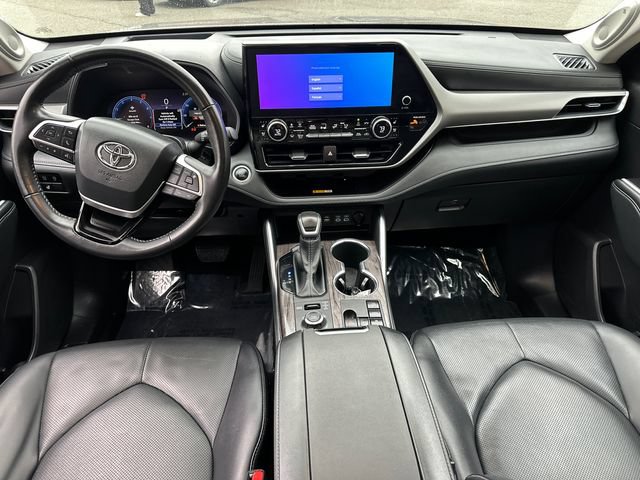 Certified 2025 Toyota Highlander Platinum AWD/4WD image 30