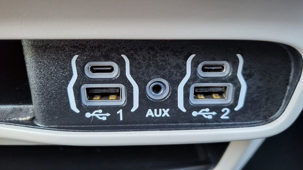 Used 2024 Chrysler Pacifica Select image 36