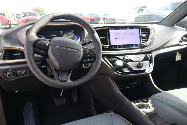 New 2027 Chrysler Pacifica Pinnacle w/ Theater Group FWD image 13