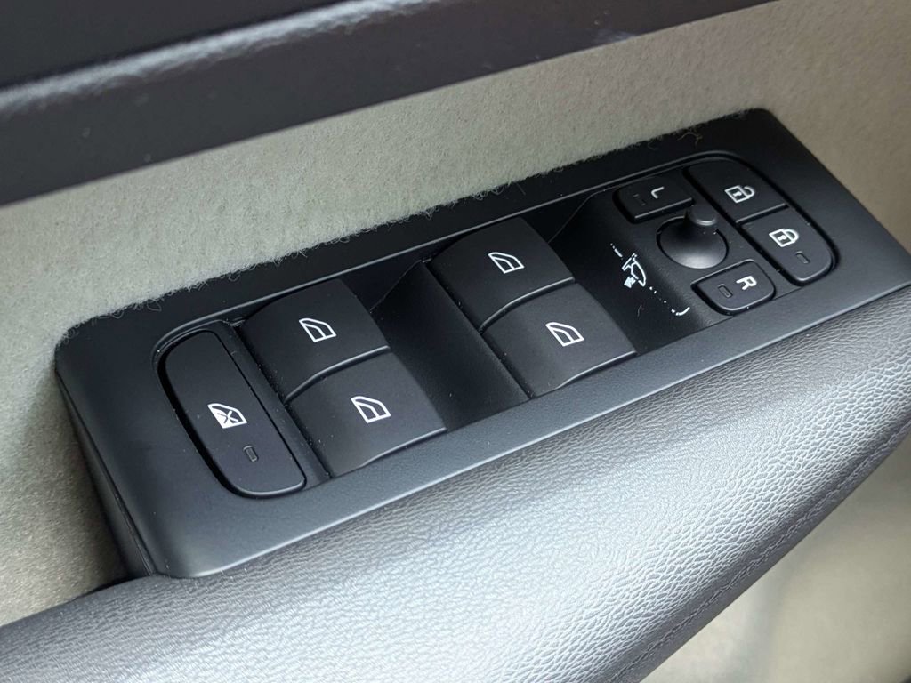 Certified 2026 Volvo XC40 B5 Plus AWD/4WD image 23
