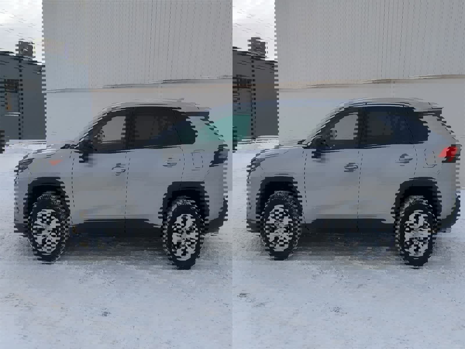 Used 2022 Toyota RAV4 LE image 11