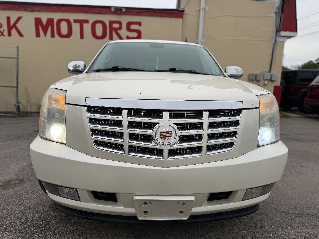 Used 2009 Cadillac Escalade AWD image 2