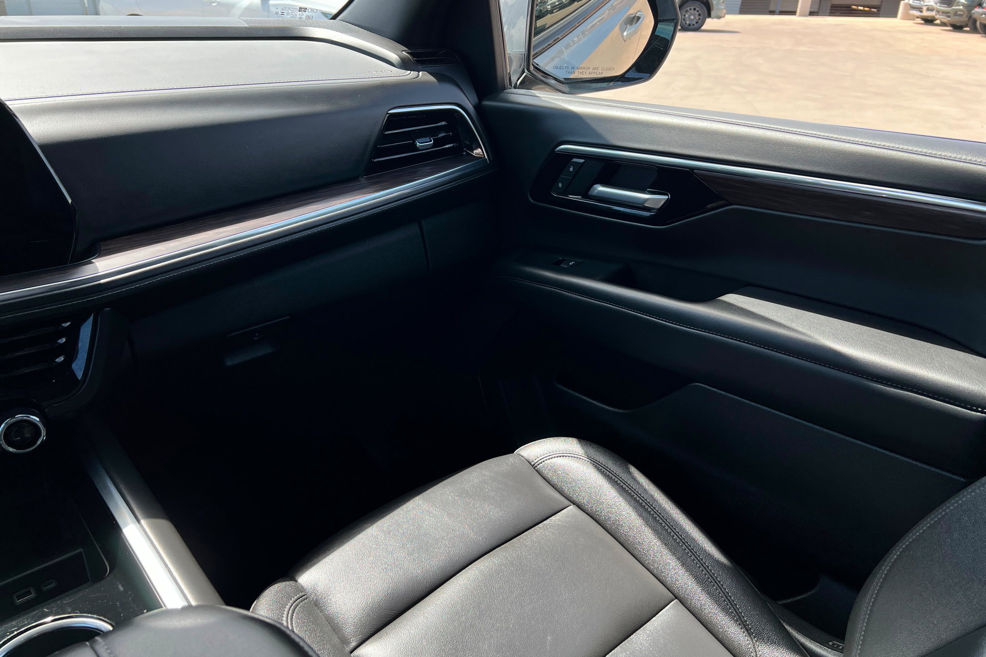 Used 2025 Chevrolet Suburban Z71 AWD/4WD image 11