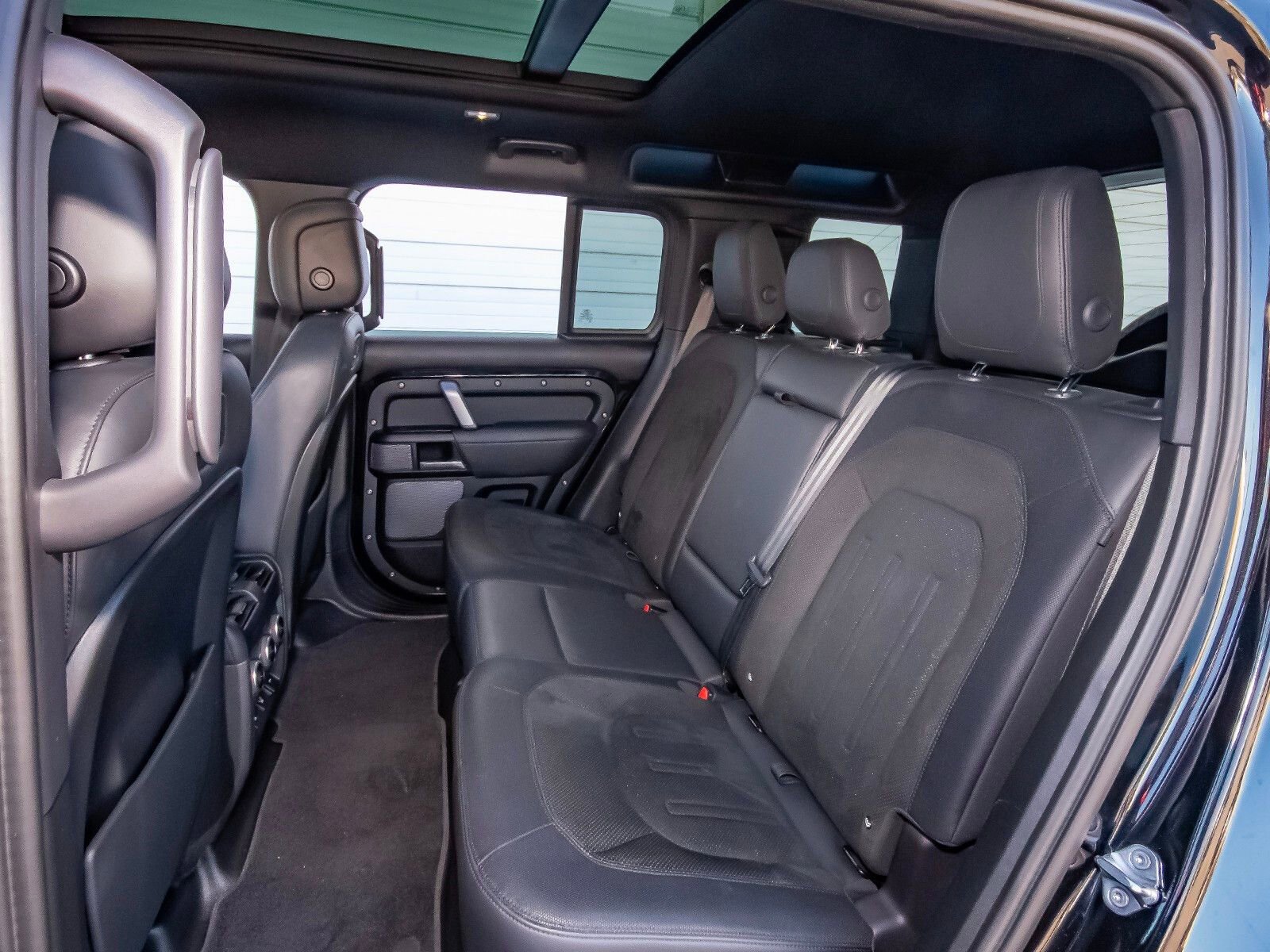 Used 2022 Land Rover Defender 110 V8 image 46