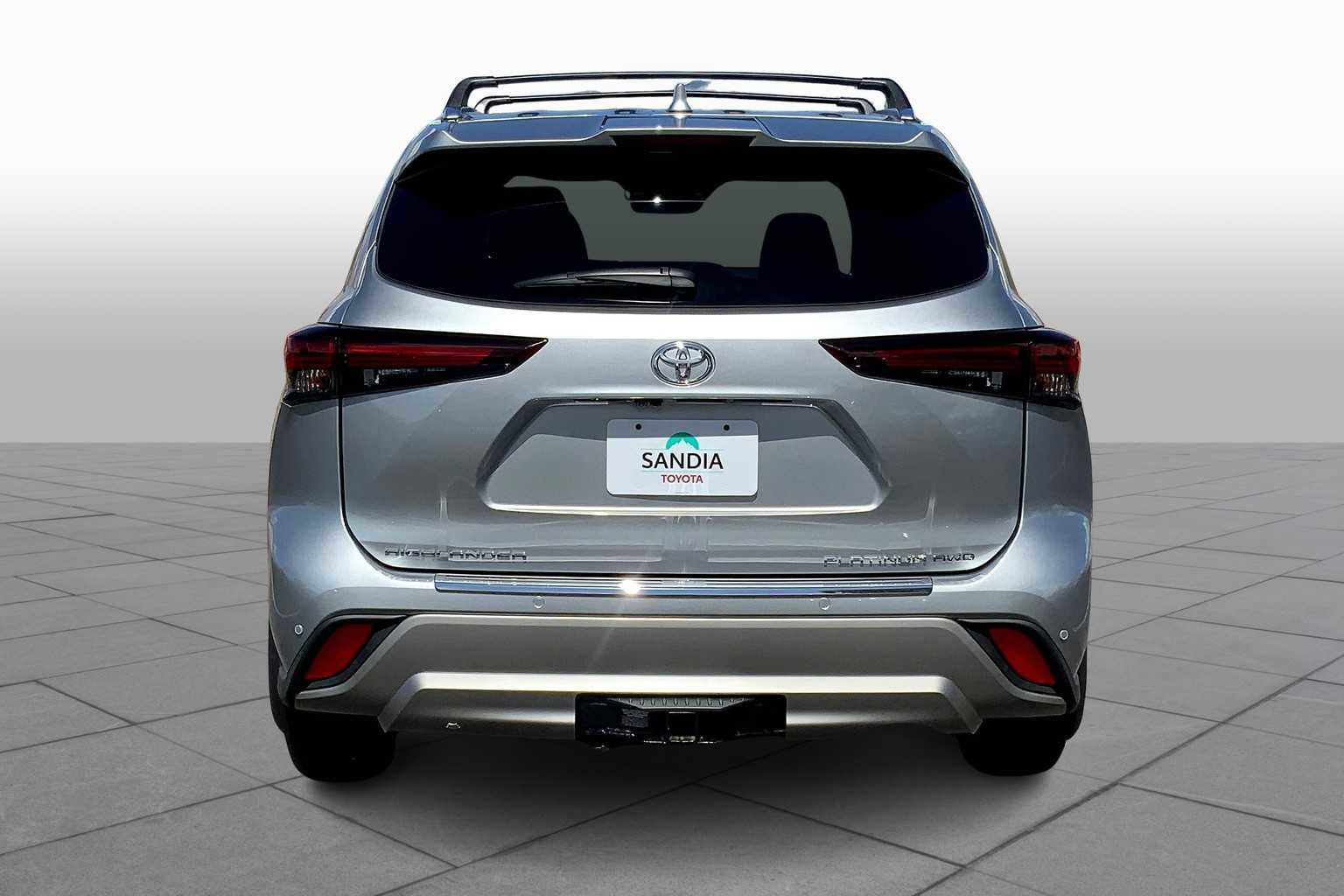 Used 2025 Toyota Highlander Platinum image 4