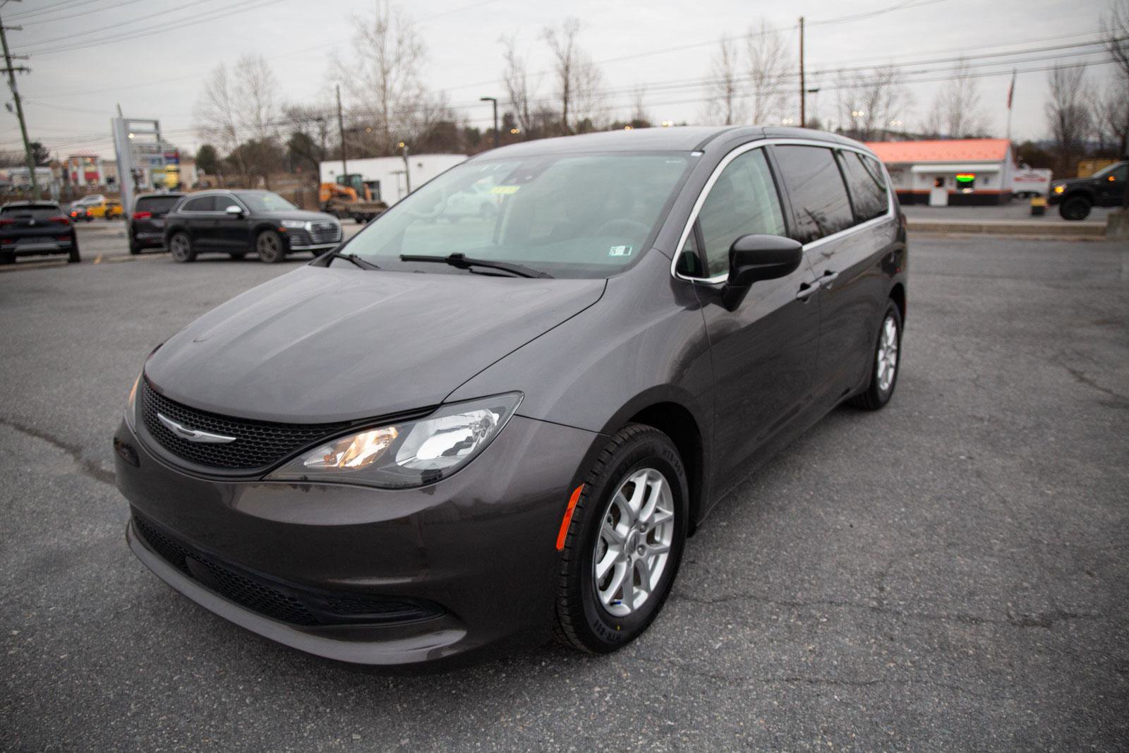 Used 2023 Chrysler Voyager LX image 7