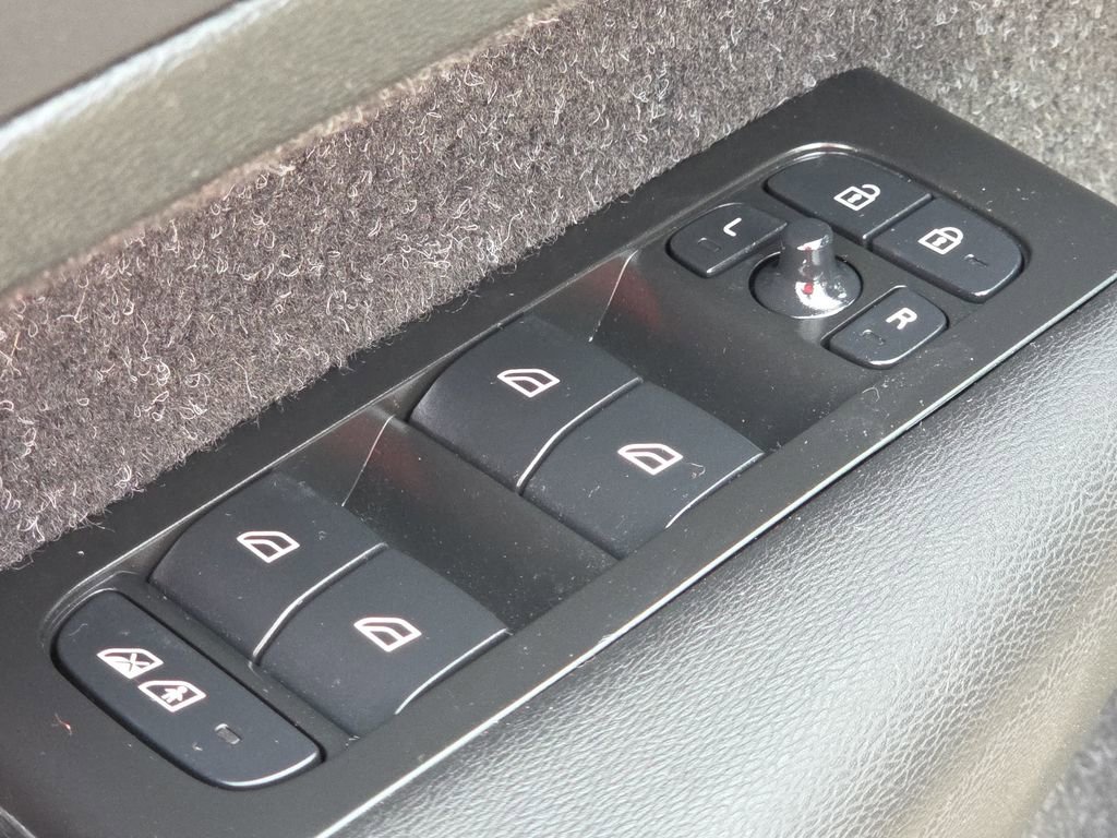 Used 2021 Volvo XC40 T5 R-Design w/ Advanced Package image 18