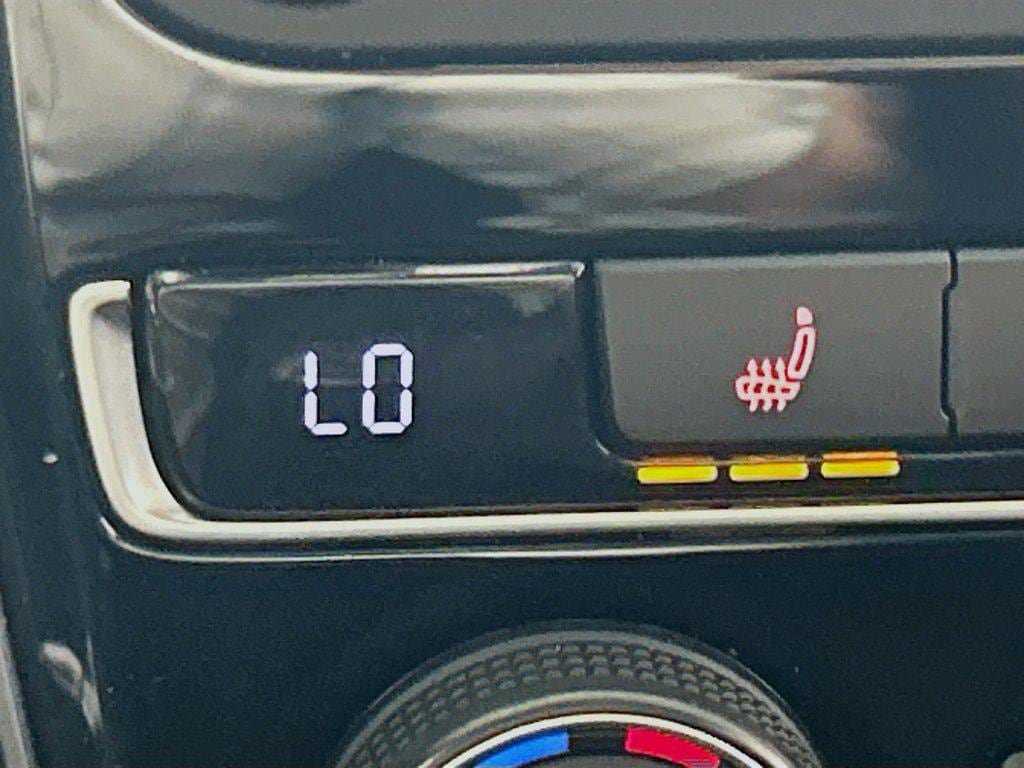 Used 2018 Volkswagen Passat 2.0T R-Line w/ R-Line Lighting Package FWD image 19