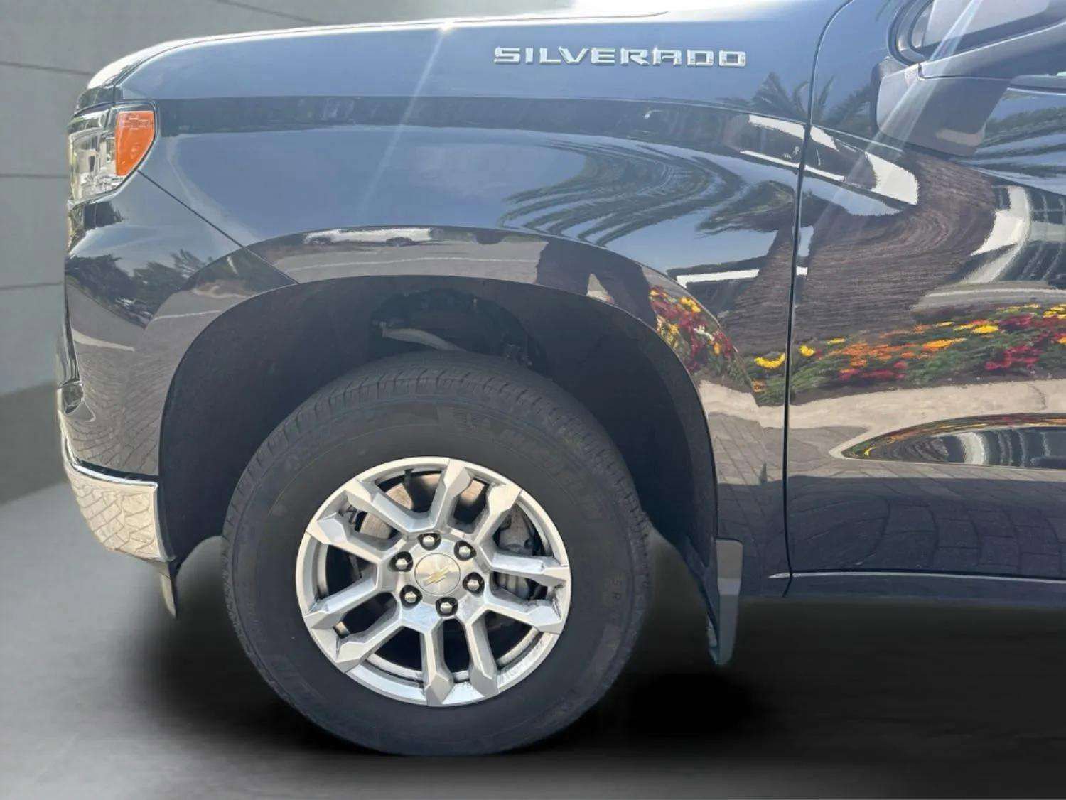 Used 2022 Chevrolet Silverado 1500 LT AWD/4WD image 14