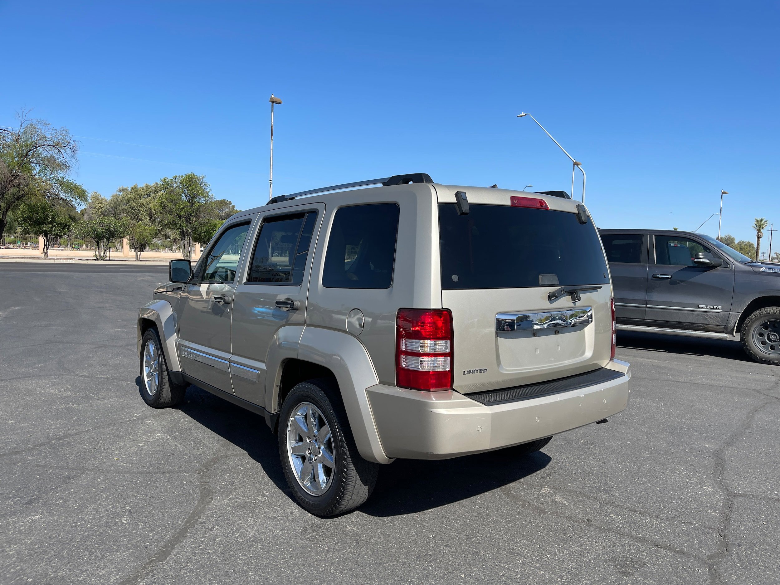 Used 2010 Jeep Liberty Limited w/ Tire & Wheel Group RWD image 3