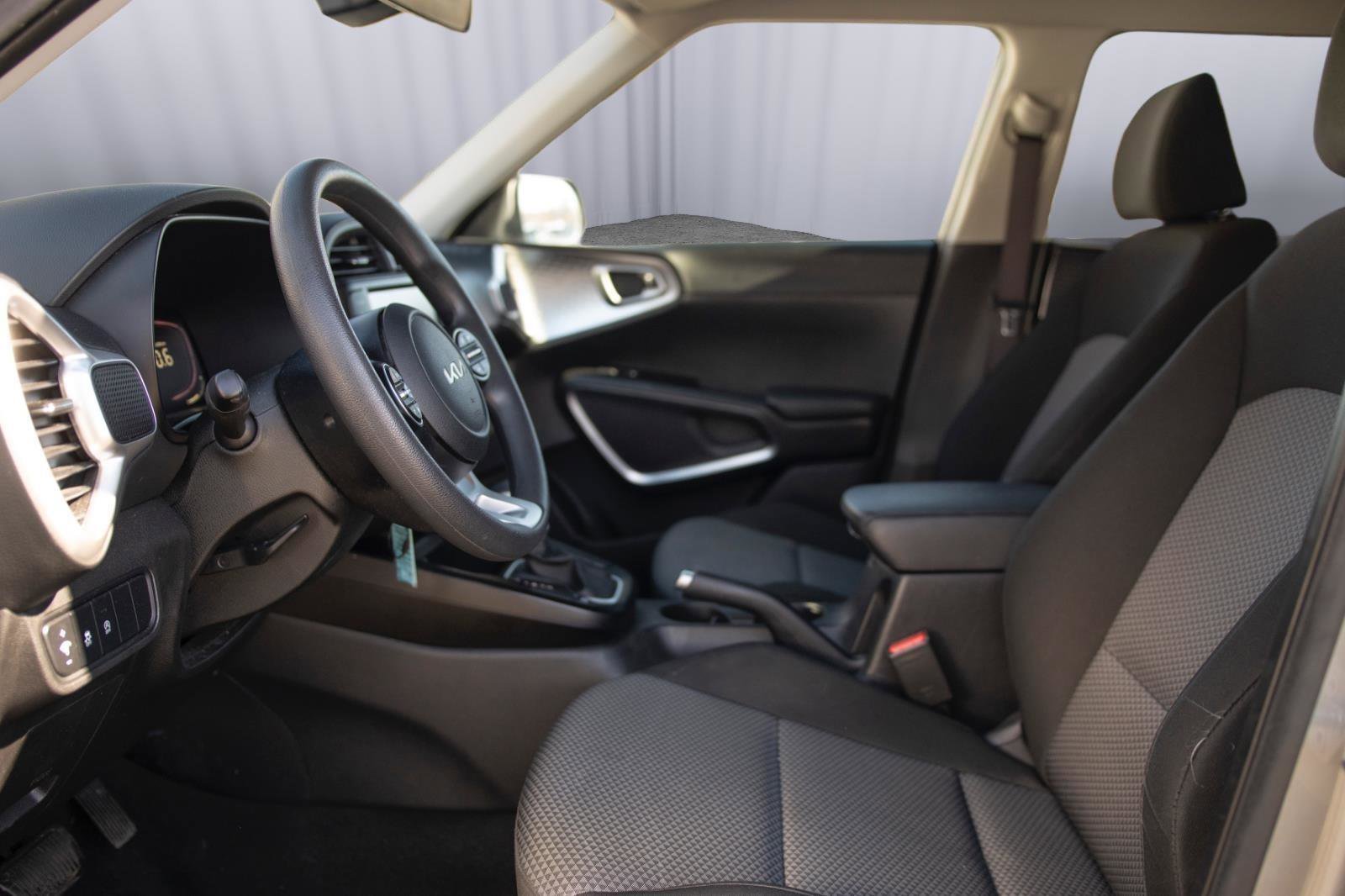 Used 2023 Kia Soul LX FWD image 2