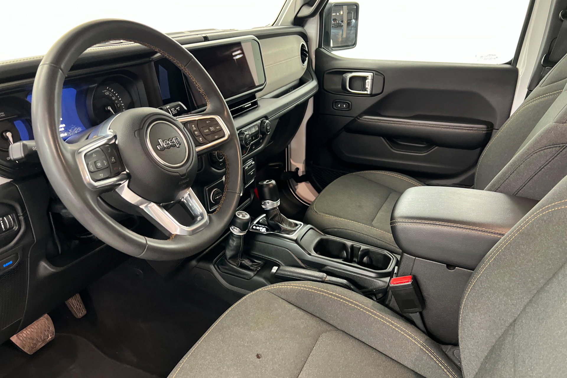 Used 2024 Jeep Wrangler Unlimited Sahara AWD/4WD image 15