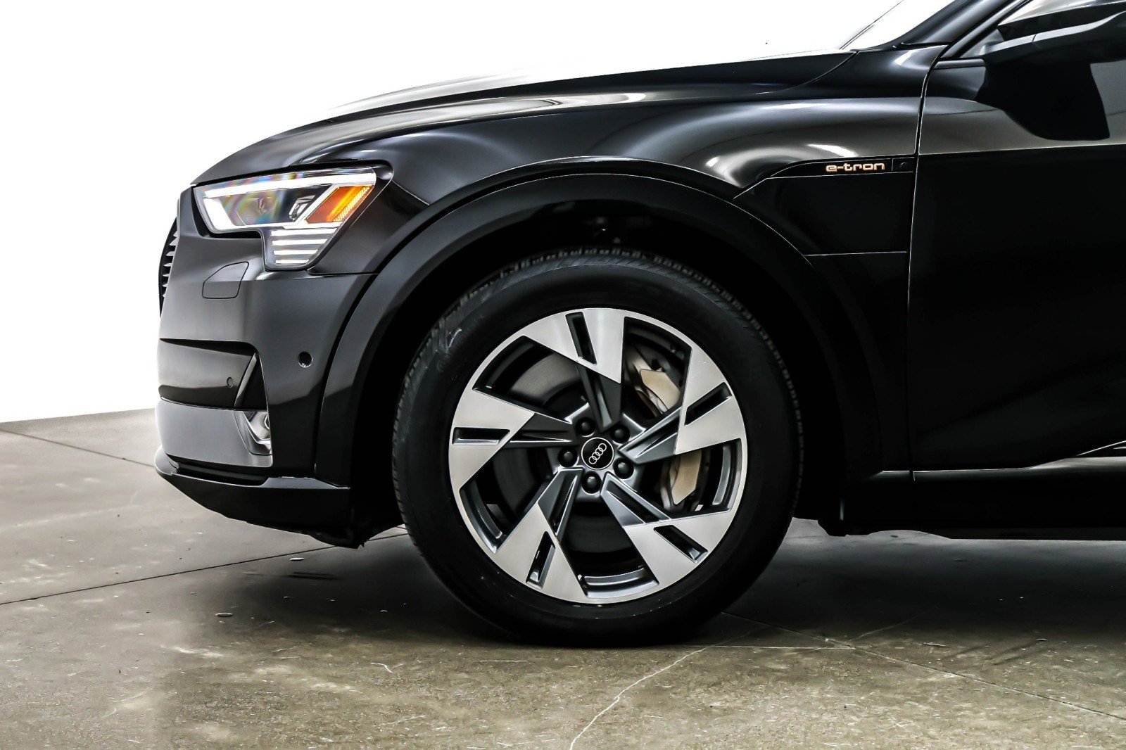 Used 2022 Audi e-tron Premium w/ Convenience Plus Package image 10