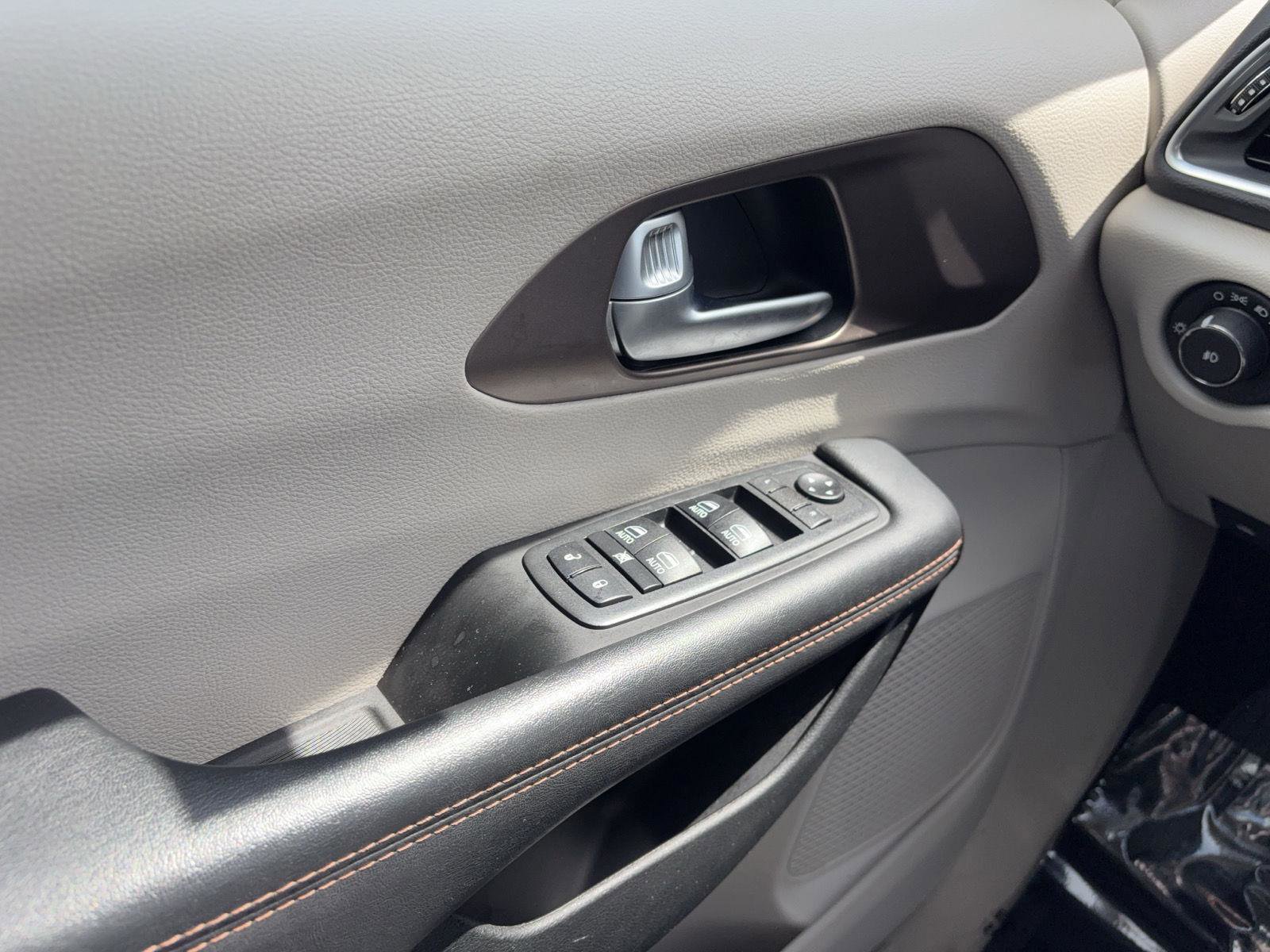 Used 2018 Chrysler Pacifica Touring-L Plus image 13