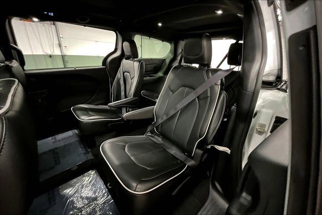Used 2025 Chrysler Pacifica Limited image 24