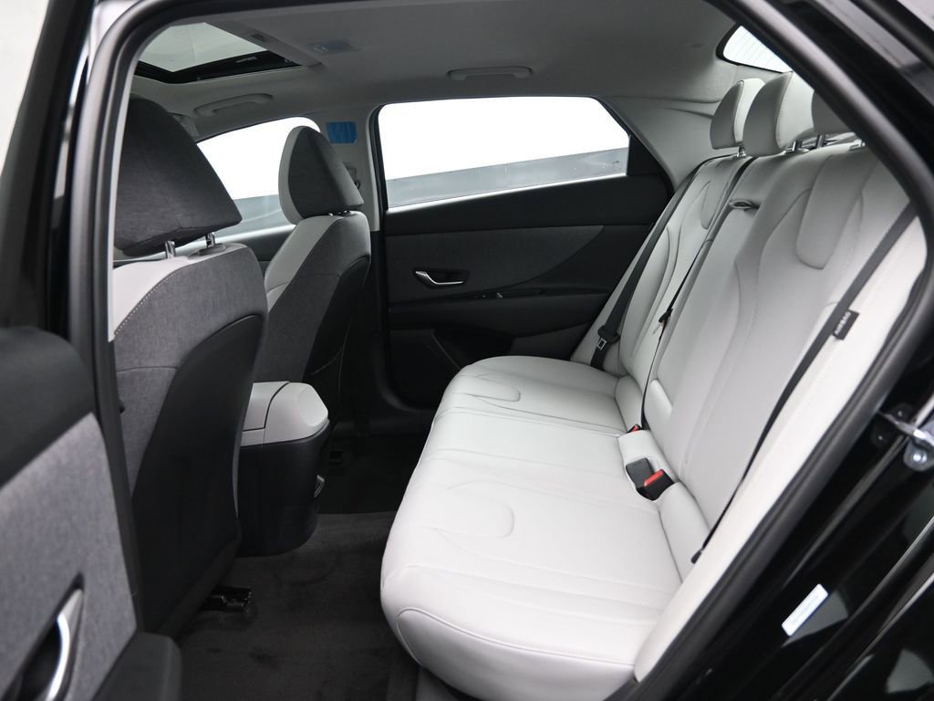 New 2025 Hyundai Elantra Limited image 30