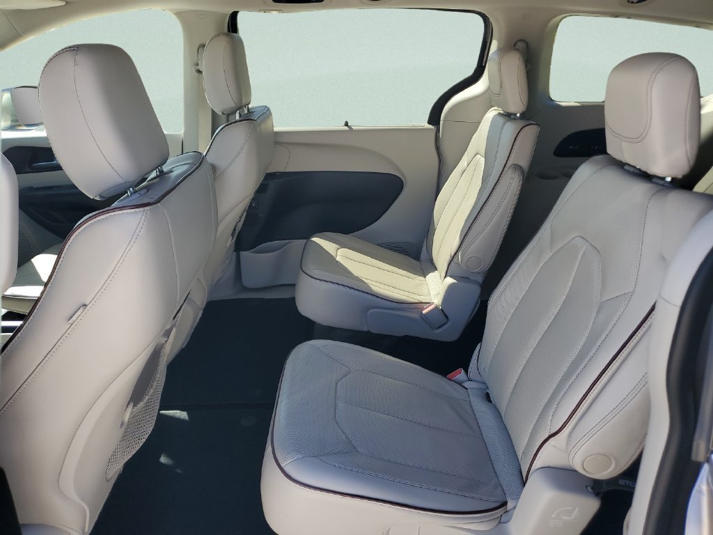 Used 2018 Chrysler Pacifica Limited w/ Advanced Safetytec Group FWD image 10