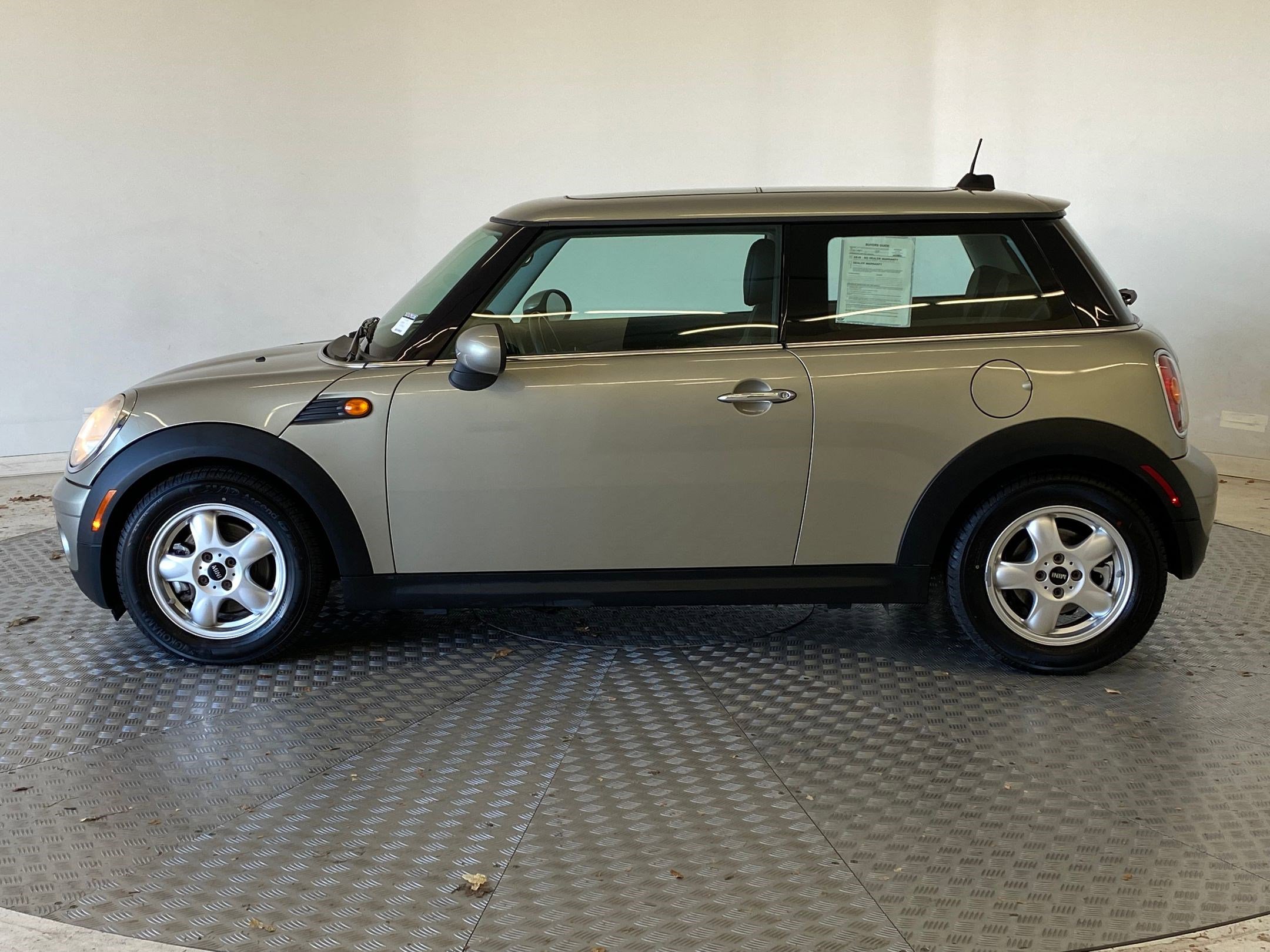 Used 2010 MINI Cooper Hardtop image 2