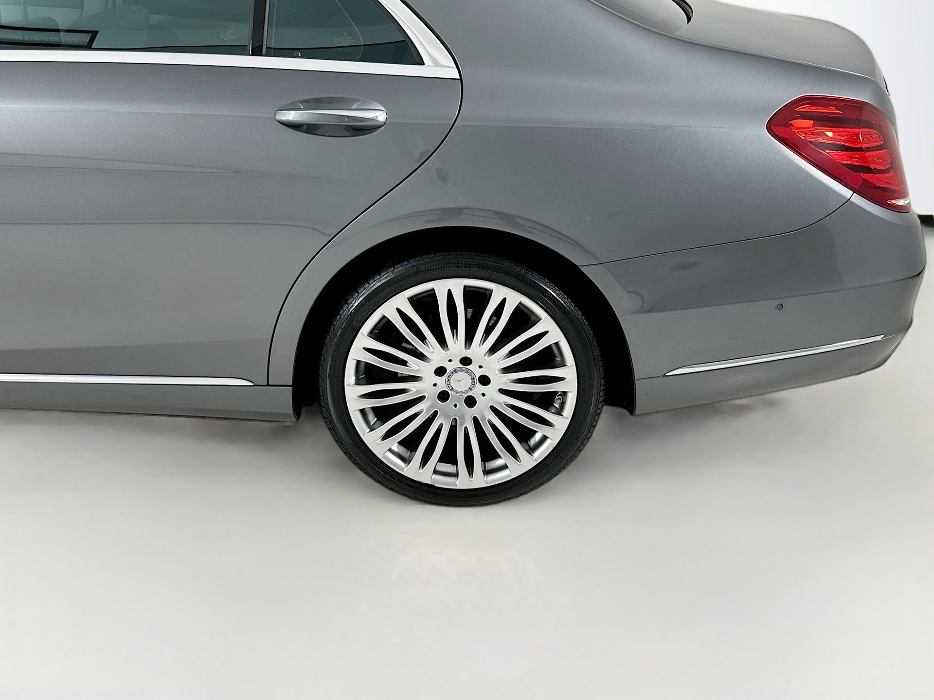 Used 2017 Mercedes-Benz S 550 Sedan image 35
