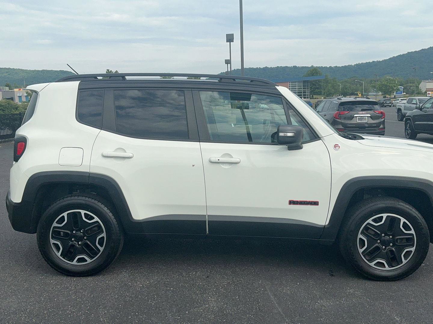 Used 2016 Jeep Renegade Trailhawk AWD/4WD image 4