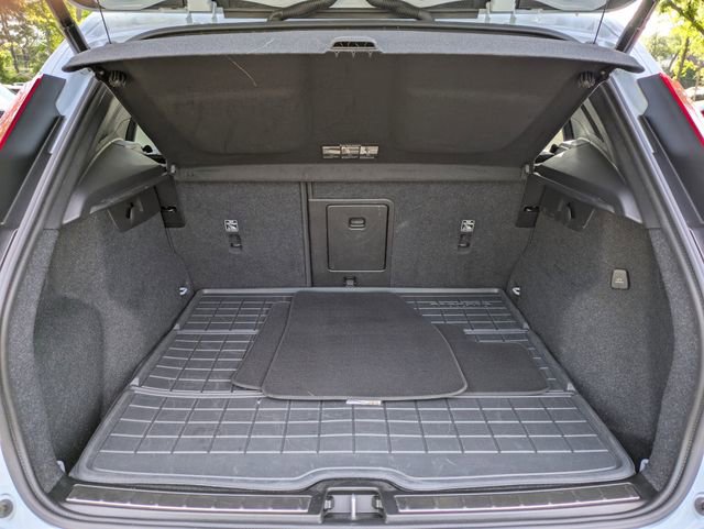 Used 2024 Volvo XC40 B5 Plus image 13