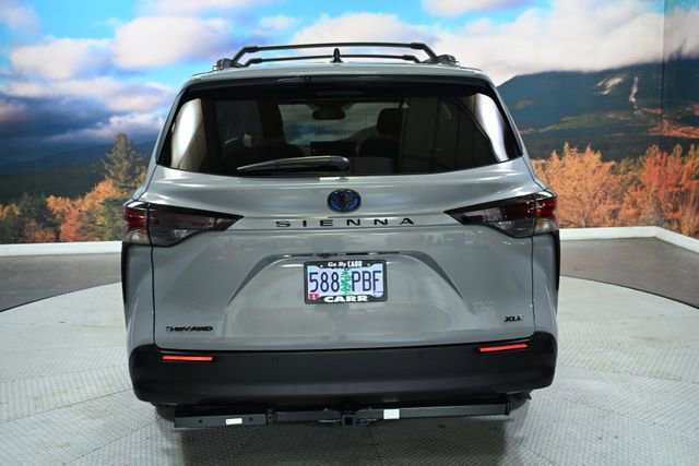 Used 2025 Toyota Sienna XLE Woodland Edition image 7