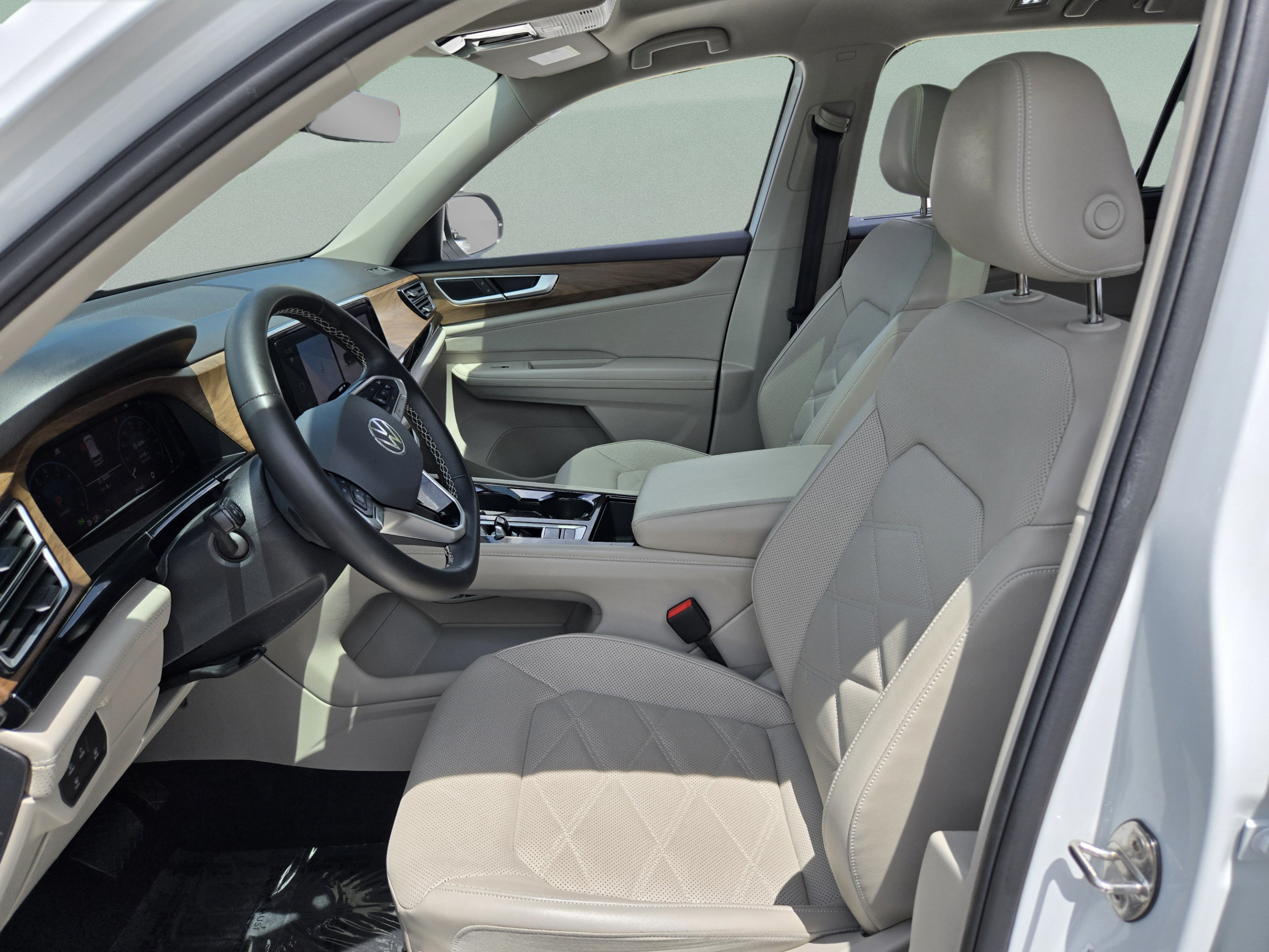 Used 2024 Volkswagen Atlas SE w/ Panoramic Sunroof Package AWD/4WD image 12