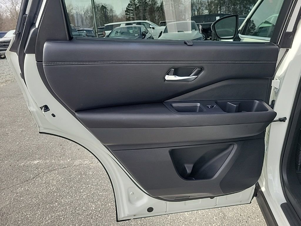 Used 2024 Nissan Pathfinder Platinum image 30