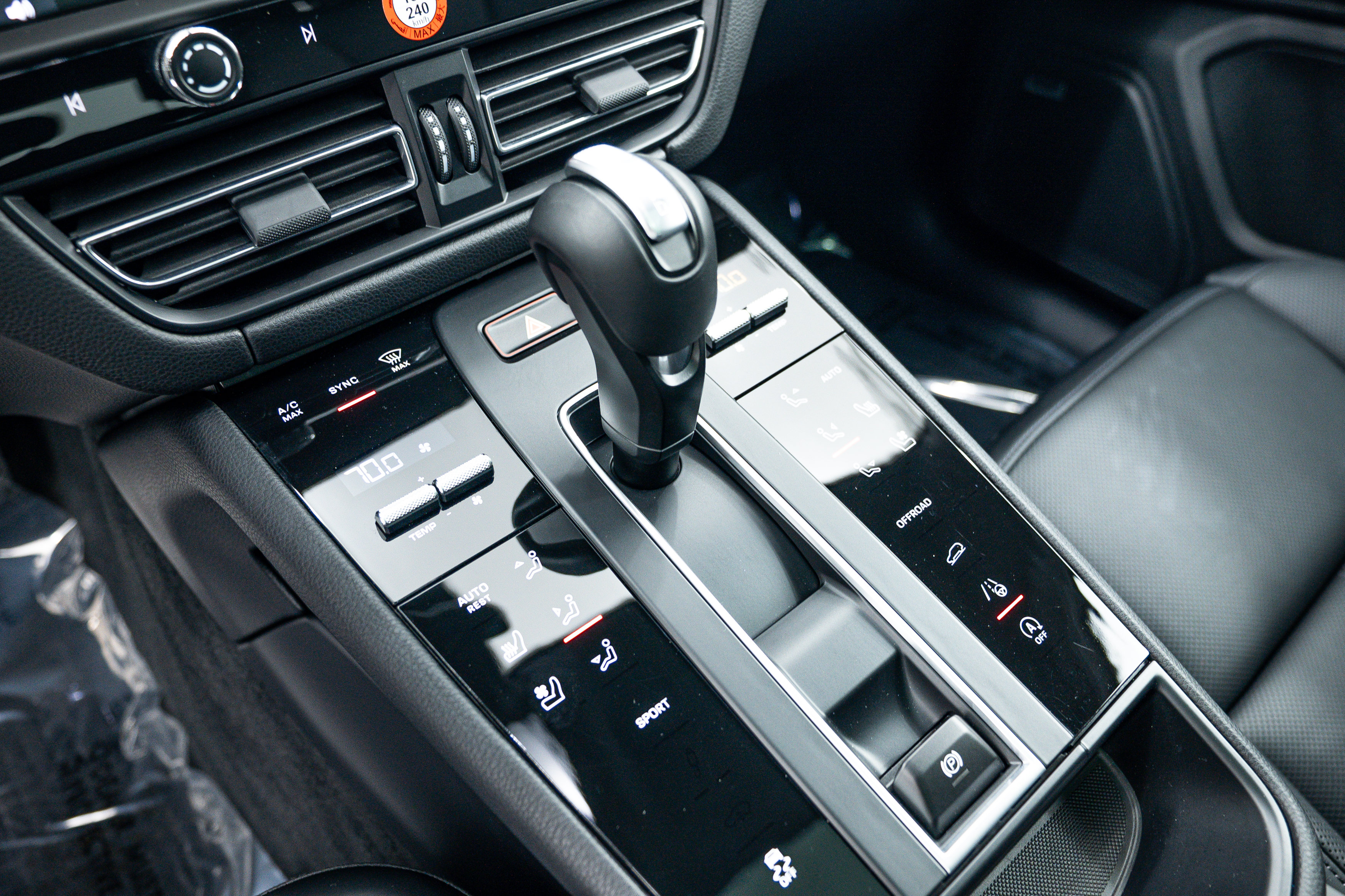 Certified 2026 Porsche Macan AWD/4WD image 25