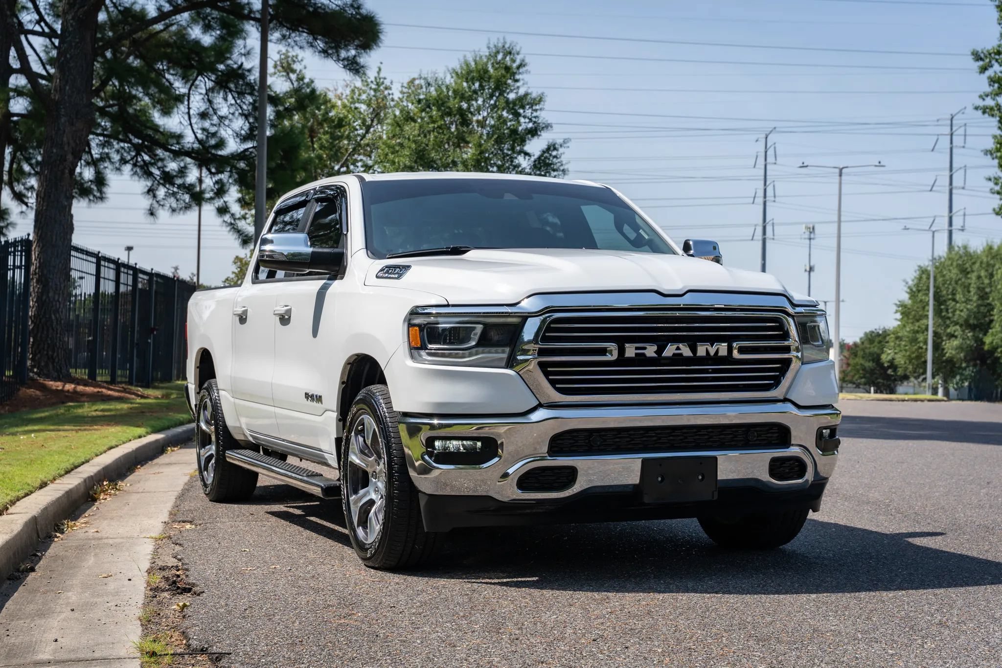 Used 2023 RAM 1500 Laramie AWD/4WD image 3