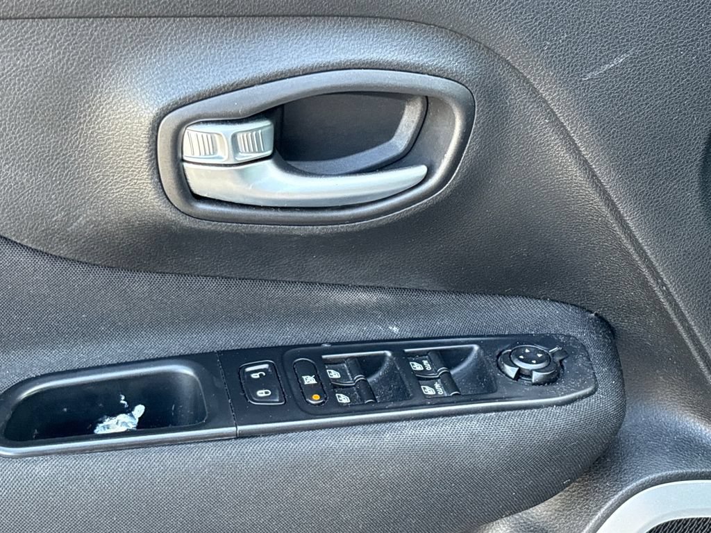 Used 2018 Jeep Renegade Latitude FWD image 16
