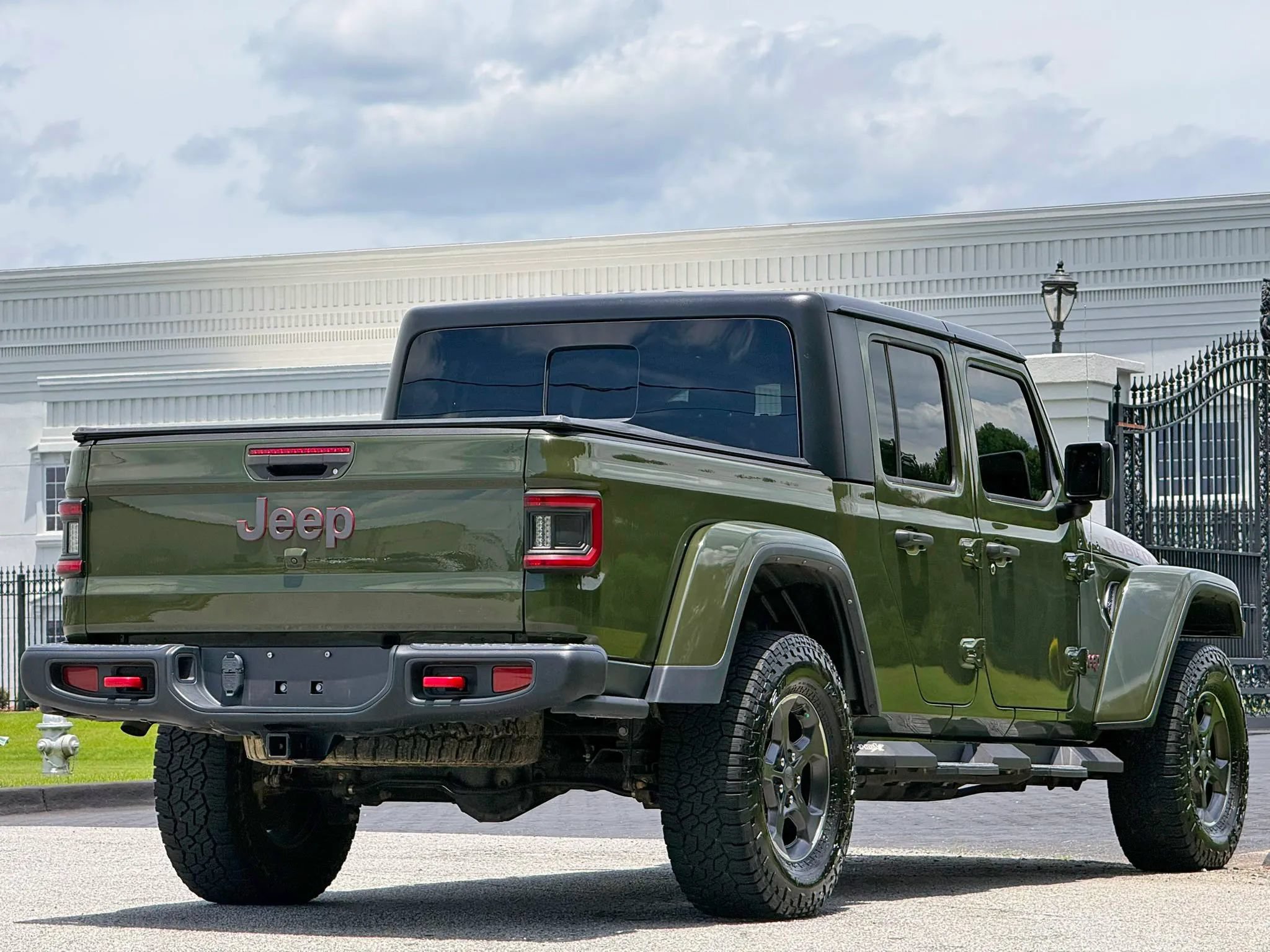 Used 2021 Jeep Gladiator Rubicon w/ Trailer Tow Package AWD/4WD image 11