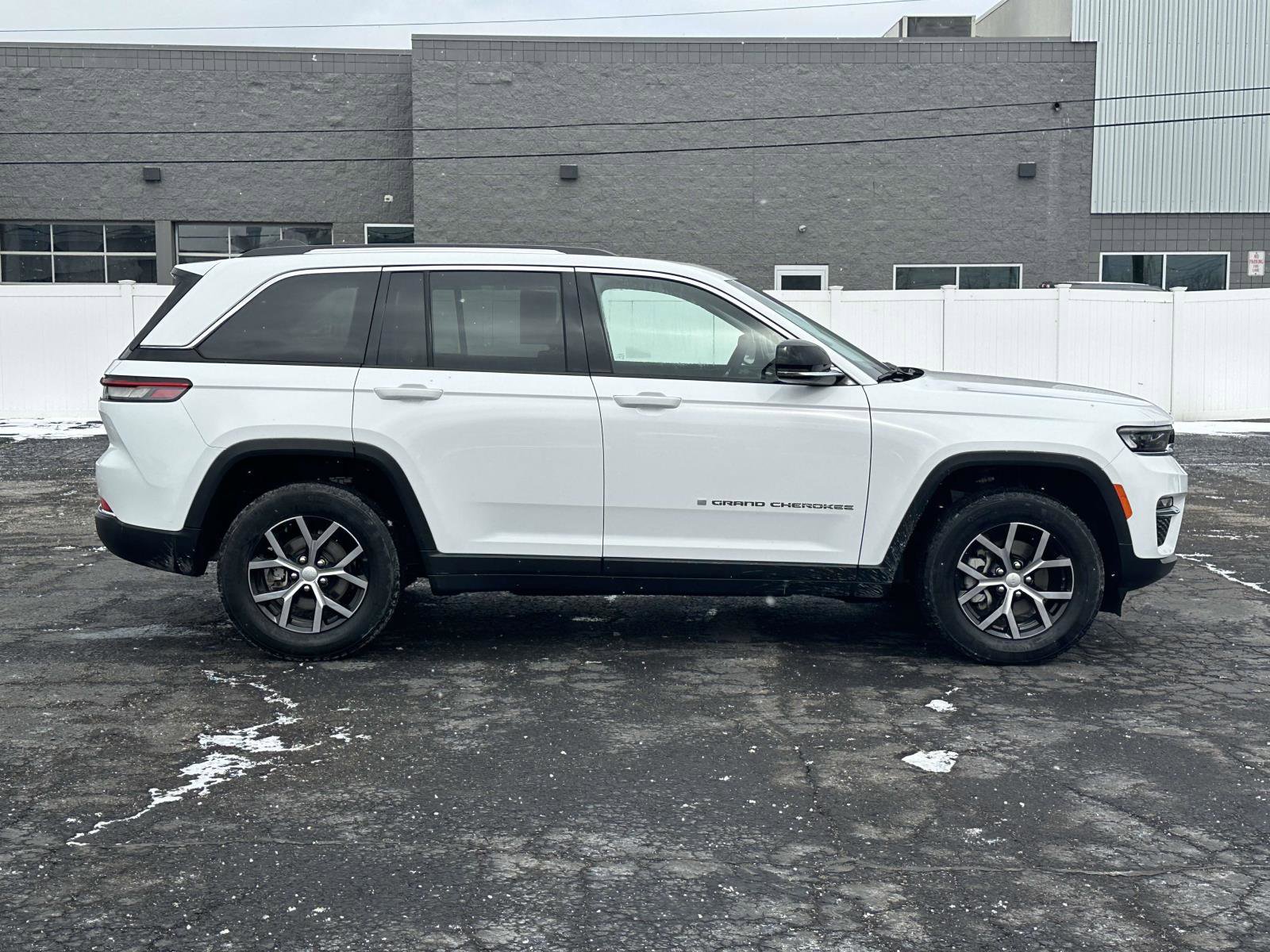 Used 2023 Jeep Grand Cherokee Limited image 2