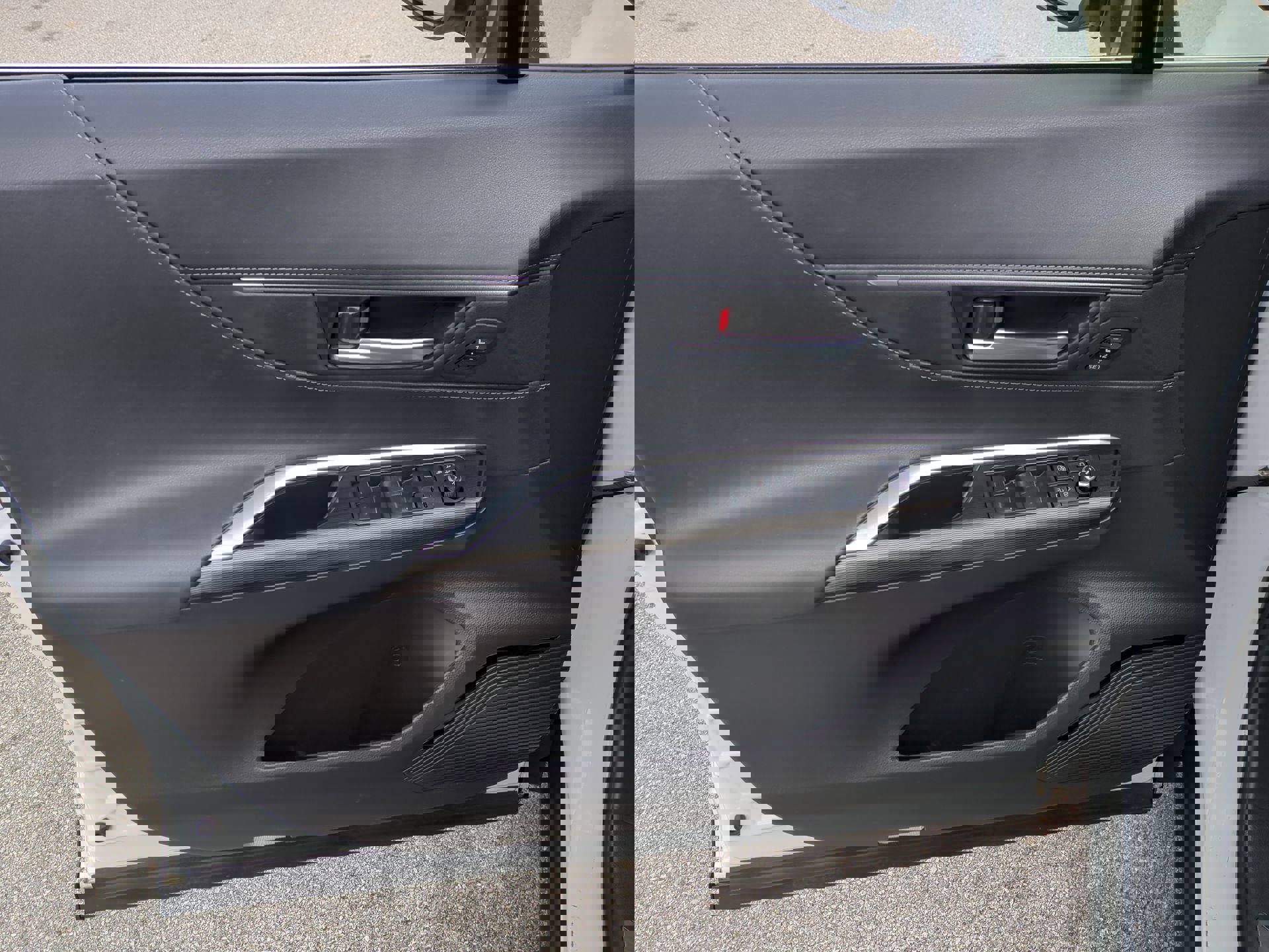 Used 2023 Toyota Venza Limited image 22