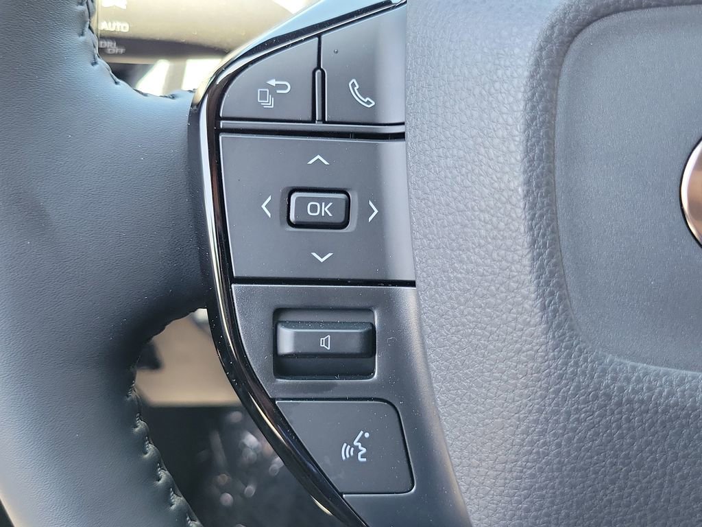 Used 2026 Toyota Prius XLE FWD image 5