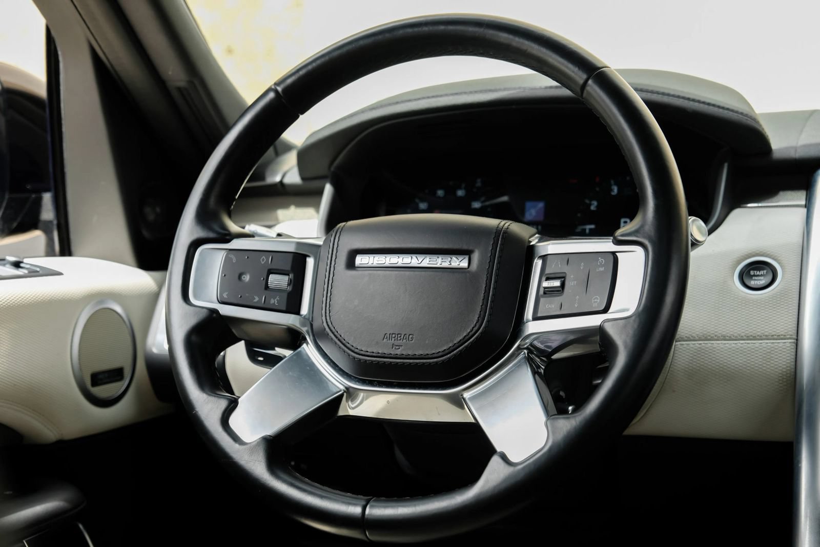 Used 2021 Land Rover Discovery HSE R-Dynamic AWD/4WD image 18