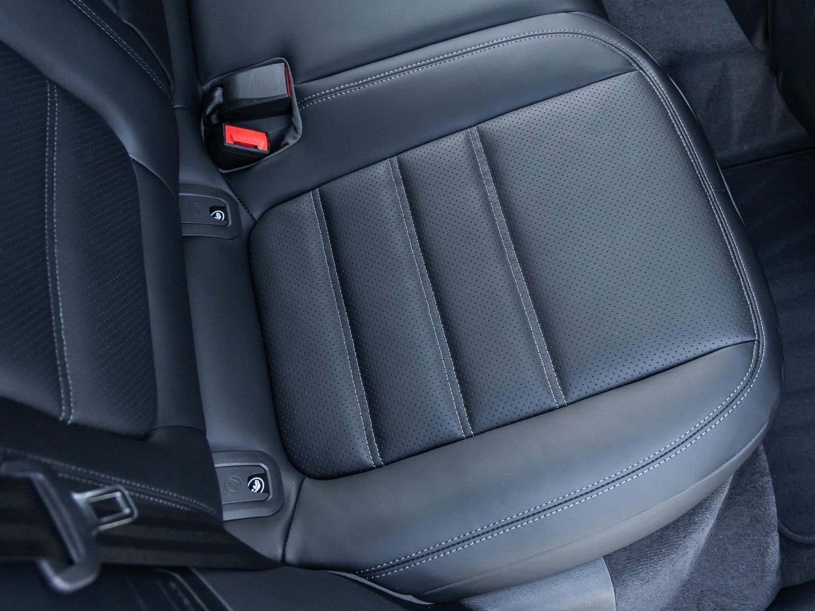 Certified 2026 Porsche Macan image 39